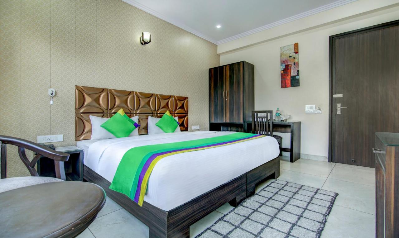 Treebo Trend Blooms Premium Hotel Gurgaon Bagian luar foto
