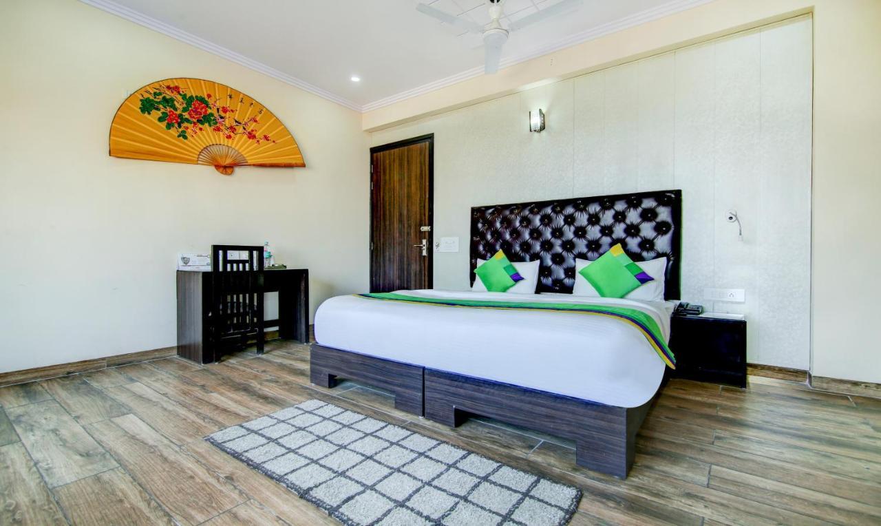 Treebo Trend Blooms Premium Hotel Gurgaon Bagian luar foto