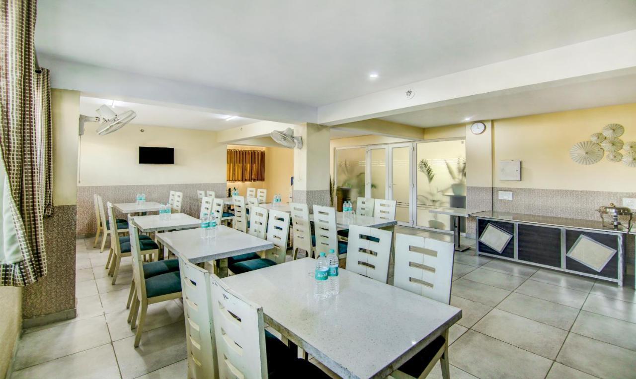 Treebo Trend Blooms Premium Hotel Gurgaon Bagian luar foto