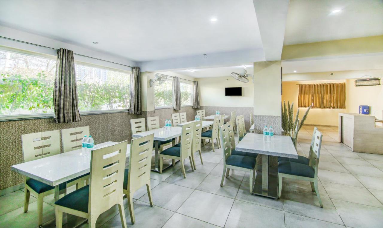 Treebo Trend Blooms Premium Hotel Gurgaon Bagian luar foto