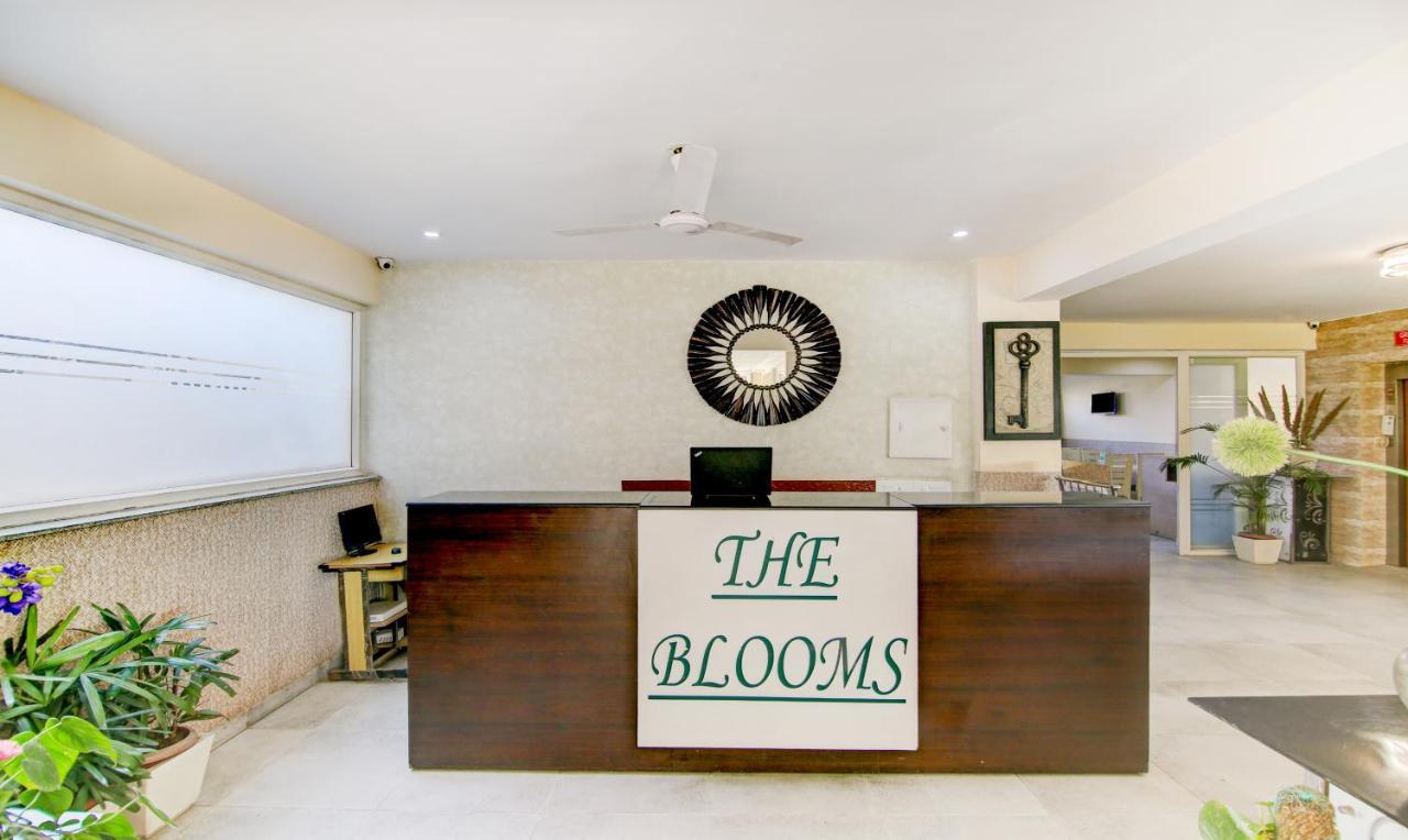 Treebo Trend Blooms Premium Hotel Gurgaon Bagian luar foto