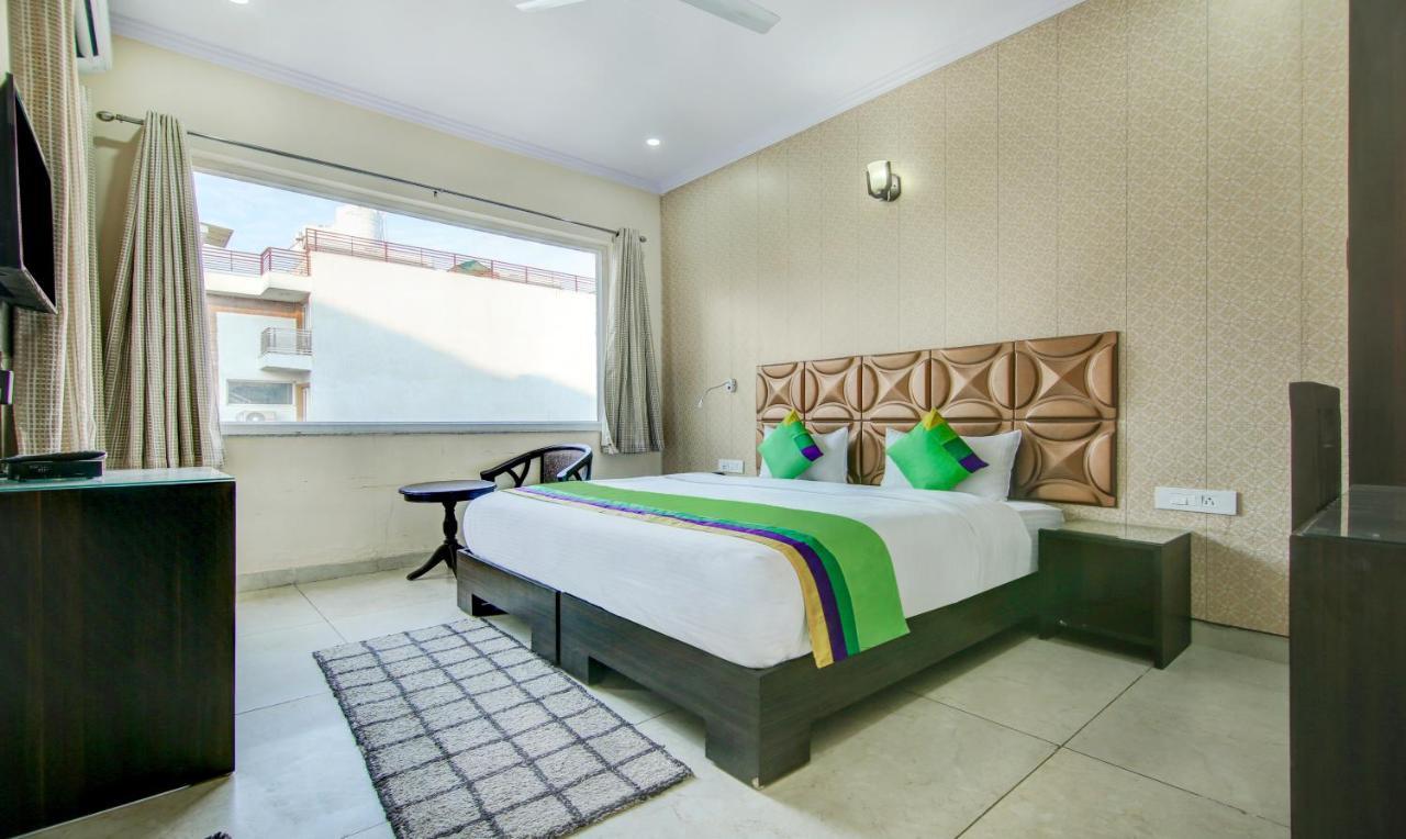 Treebo Trend Blooms Premium Hotel Gurgaon Bagian luar foto
