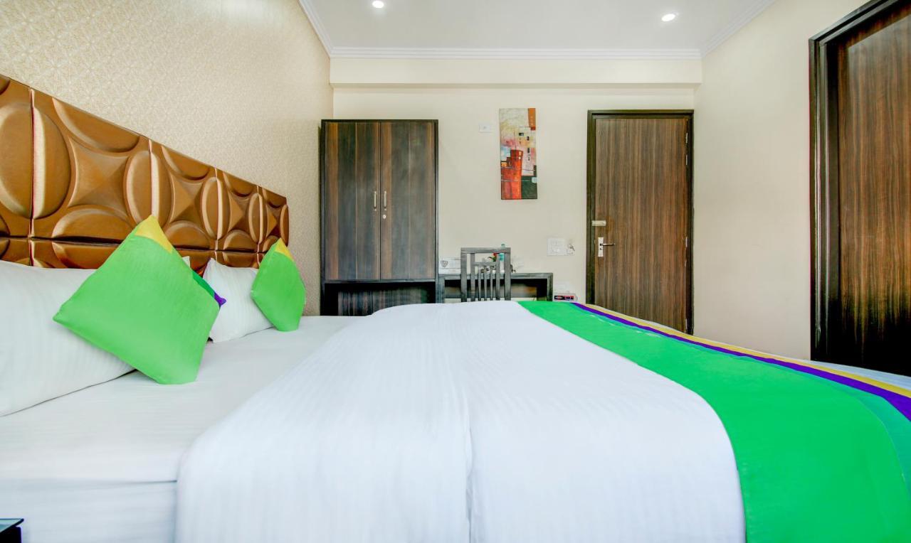 Treebo Trend Blooms Premium Hotel Gurgaon Bagian luar foto