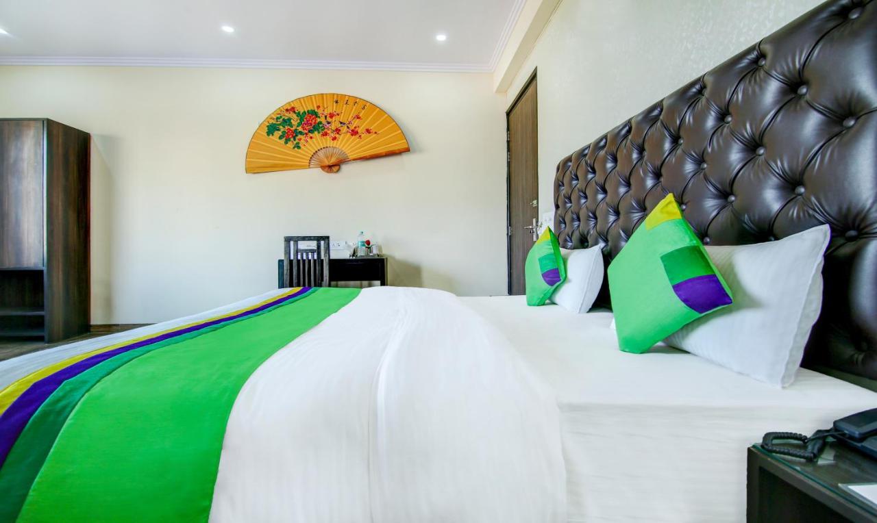 Treebo Trend Blooms Premium Hotel Gurgaon Bagian luar foto
