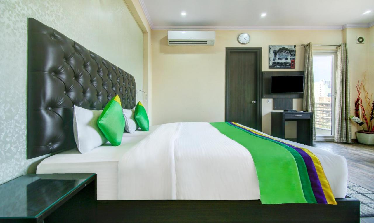 Treebo Trend Blooms Premium Hotel Gurgaon Bagian luar foto