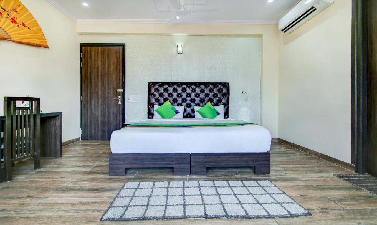 Treebo Trend Blooms Premium Hotel Gurgaon Bagian luar foto